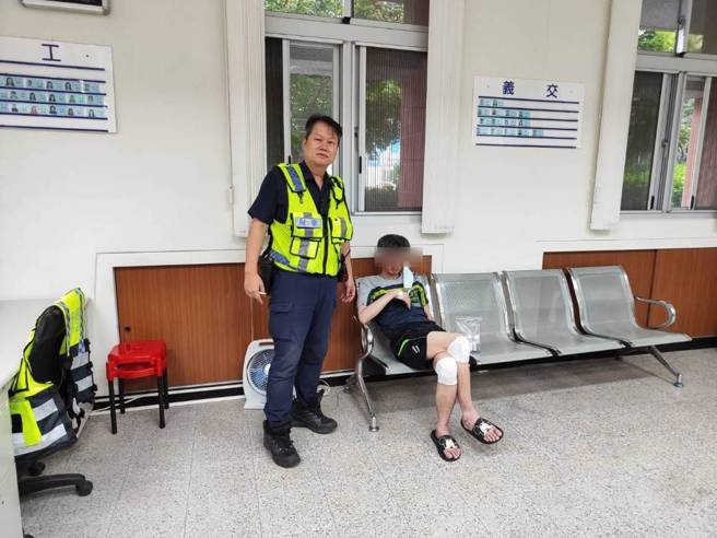 郑姓男子买午餐「忘了回家路」 ，警暖心送返。(戴志扬翻摄)
