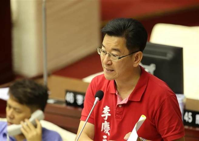 前台北市議員李慶元2019年在1家安親班樓上懸掛大型廣告布條，指控安親班毆打陳情民眾，遭安親班楊姓負責人提告，檢方起訴後，法院判決無罪（本報資料照片）