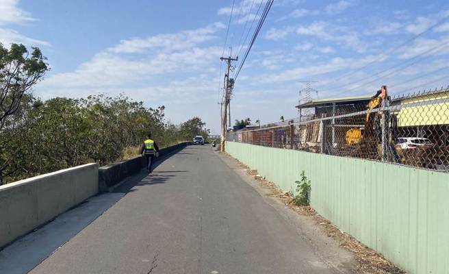 2021年12月31日，一名周姓女子上午被发现倒卧在大肚区营埔一街路旁。（民眾提供／林欣仪台中传真）