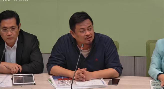 民进党立院党团副书记长洪申翰表示，这两周看到国民党铺天盖地扭曲绿能政策，抹黑污蔑绿能产业，这已经不是对单一家厂商的攻击，已经是全面毁灭新兴发展的产业。（翻摄自民进党立院党团直播）