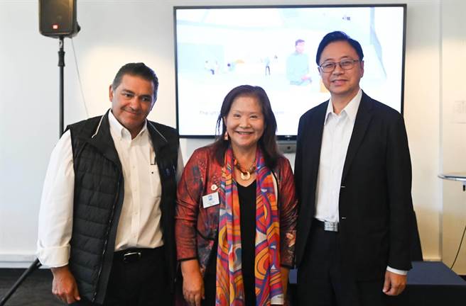 张善政与Plug and Play创办人赛义德·阿米迪（Saeed Amidi）（左）、库比蒂诺市（Cupertino）市长魏虹（Hung Wei）（中）合影。(桃市府提供／蔡依珍桃园传真)