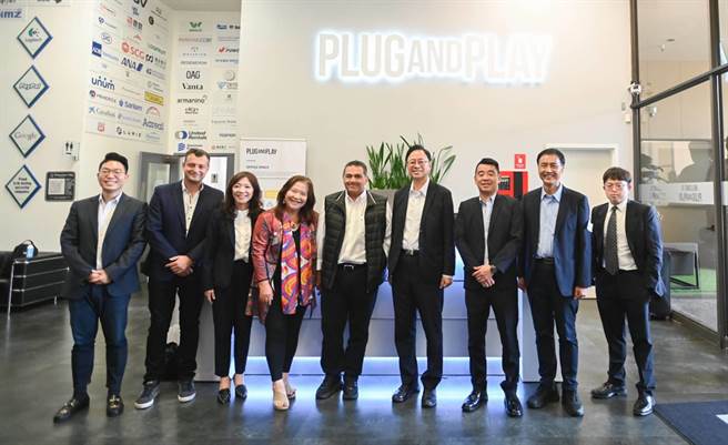 张善政与Plug and Play创办人赛义德·阿米迪（Saeed Amidi）、库比蒂诺市（Cupertino）市长魏虹（Hung Wei）等合影。(桃市府提供／蔡依珍桃园传真)