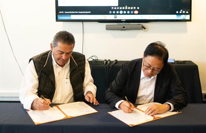 张善政与Plug and Play创办人签署MOU。(桃市府提供／蔡依珍桃园传真)