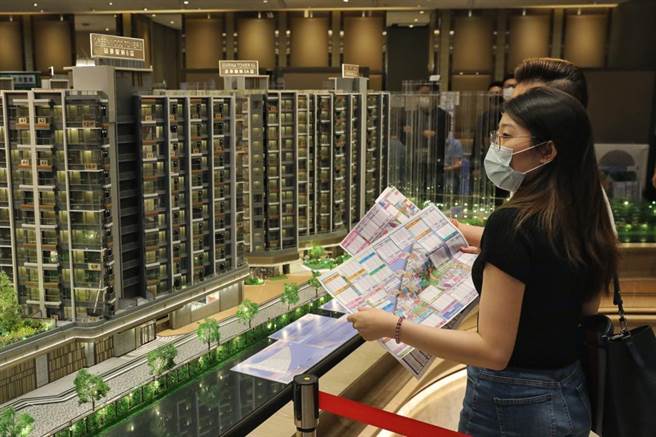 随着男女平权意识的觉醒，单身购房越来越成为中国大陆女性追求性别平等的新方式。（摘自中新社）