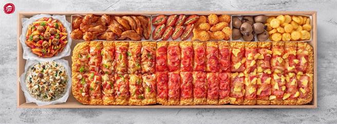 必勝客「一公尺派對巨飽盒」限量回歸，原價2199元，特價2099元。（必勝客提供／朱世凱台北傳真）