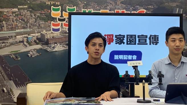 ▲基隆在地的绘师「小白老师」廖志祥说明，当初为了推广基隆元素多元化，以代表基隆美食之一的「吉古拉」作为拟人化角色命名。（徐佑升摄）