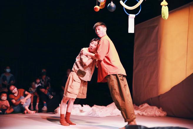 2023正港雄有戲節目-両両製造聚團《一字一世界》 劇照。（圖片來源：劇照攝影 張芮瑄）