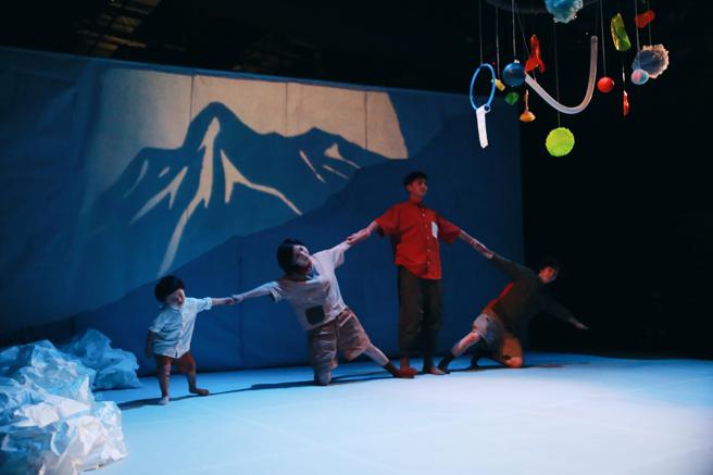 2023正港雄有戲節目-両両製造聚團《一字一世界》 劇照。（圖片來源：劇照攝影 張芮瑄）