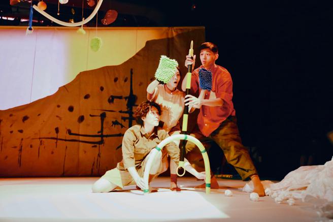 2023正港雄有戲節目-両両製造聚團《一字一世界》 劇照。（圖片來源：劇照攝影 張芮瑄）