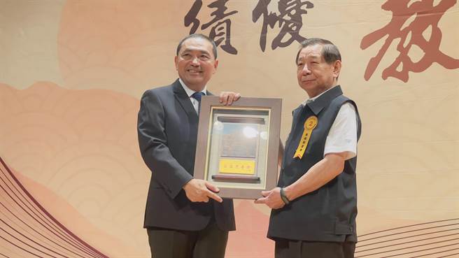 新北市長侯友宜頒發獎牌給獲表揚的宗教團體代表。（呂健豪攝）