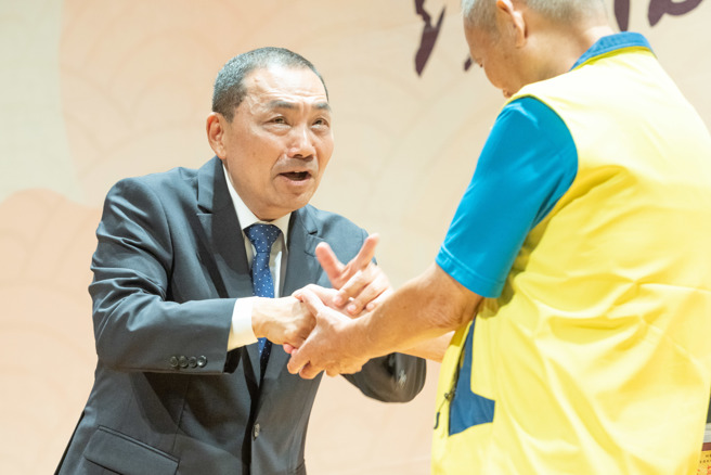 新北市長侯友宜（左）24日出席新北市績優宗教團體表揚大會，致詞時感謝宗教團體對台灣這塊土地的付出，並頒發感謝狀。（陳信翰攝）