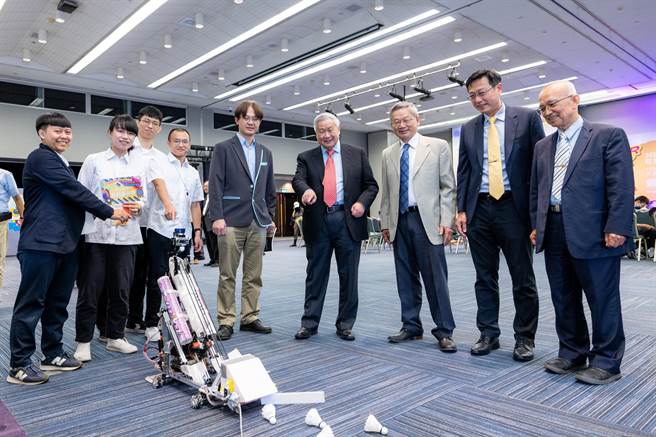 旺宏电子董事长吴敏求（中）与评审团聆听台科大团队介绍「羽毛球捡球与缺陷检验智慧训练系统」作品。（主办单位提供／李侑珊台北传真）