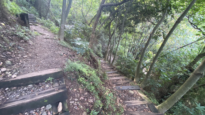 警消锁定距离铁桥下大约15层楼高的山谷有坠谷民眾，随即从山谷另一头往下，步行溪床顺利抵达萧男坠谷的位置。（民眾提供／吴建辉彰化传真）