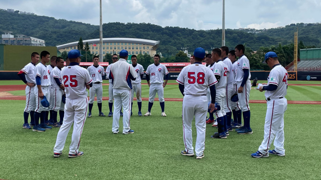 U18中华队24日在天母与台北兴富发队进行自办赛。（毛琬婷摄）