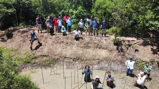 苗栗县后龙镇南港里举办埤塘栖地营造协力活动，共同栽植栖地友善植物。（林保署新竹分署提供／谢明俊苗栗传真）