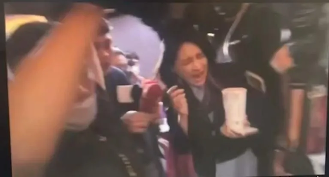 賴品妤摔倒16秒畫面曝光！先喊出「不要推我」 再自撞腳架。（熱心讀者提供）