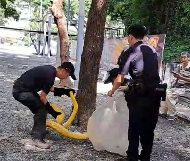 警消將他合力捕獲。（本報資料照片）