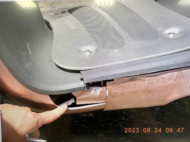 机车骑士的车辆也有轻微车损。（读者提供／曹婷婷台南传真）