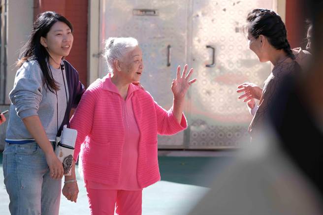 导演徐紫柔耗时4年纪录家族陪伴94岁失智症奶奶拍摄成电影《邀阿公阿嬷拍B级殭尸片》。（天马行空提供）