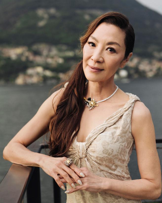 奥斯卡影后杨紫琼佩戴Les Jardins de la Couture系列花朵风珠宝作品，优雅动人。（DIOR提供）