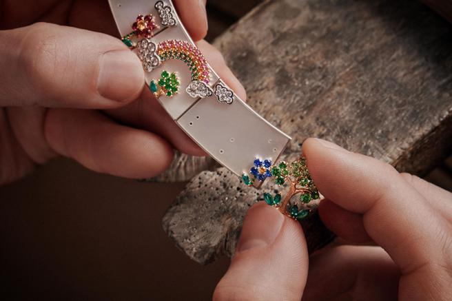 DIOR以珠宝工艺诠释花冠裙、刺绣等，藉此向DIOR高级订制服致敬。 （DIOR提供）