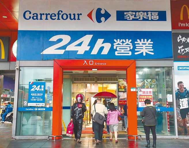 网友好奇，家乐福原本会在手扶梯中间放商品，为何全没了。（资料照）