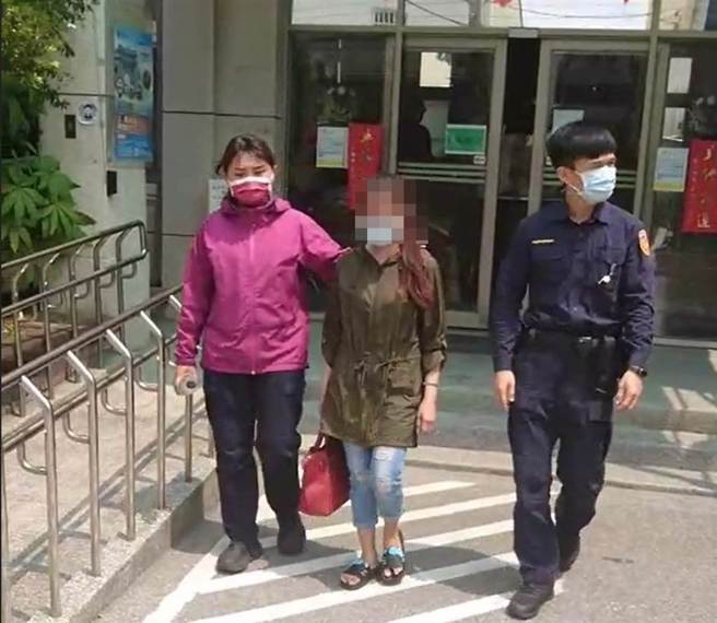 冯女在花雕鸡麵下药迷昏男友剪断命根「冲马桶」，他醒来剩1.5公分。(中时资料库)