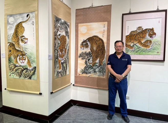 蔡俊章的水墨画展出多幅猛虎图。（图／蔡俊章提供）