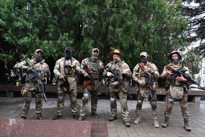 瓦格納傭兵今年6月佔領俄國南部軍事要塞羅斯托夫（Rostov-on-Don）後，在鏡頭前擺拍。（路透）