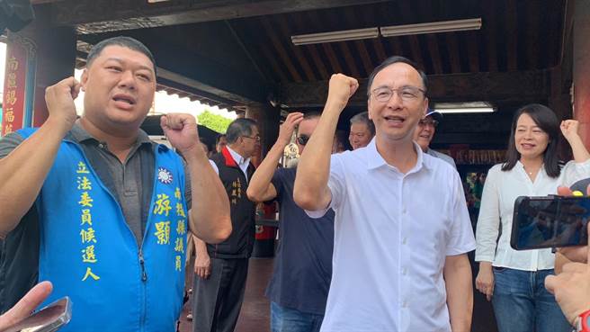 國民黨主席朱立倫今天到南投縣幫該黨立委提名人游顥拜票，希望南投鄉親力挺。曾雪蒨攝影