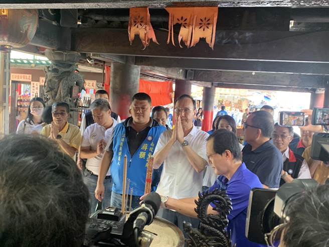 朱立倫到南投竹山紫南宮參拜，祈求該黨總統提名人侯友宜與立委提名人游顥都能順利當選。曾雪蒨攝