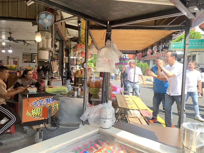 朱立倫陪游顥跟紫南宮周邊商家一一拜票致意。曾雪蒨攝