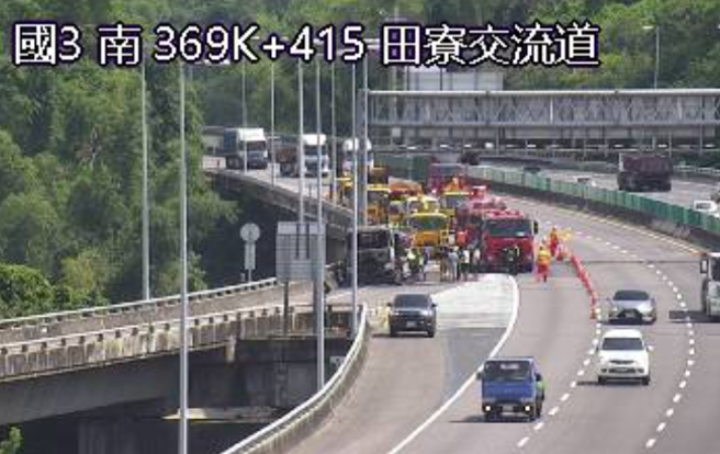 驾驶注意！国道3北向田寮隧道口「火烧车」 砂石车仅剩骨架 。（照片 / 翻摄自高速公路1968）