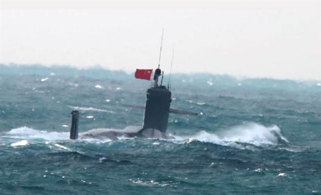 日本海上自卫队拍摄的中方093型攻击核潜舰，显然可见后部有隆起的龟背。（日本防卫省提供）