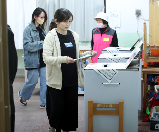第16任总统、副总统暨第11任立法委员选举13日登场，许多年轻选民一早就前往投票所投票。（范扬光摄）