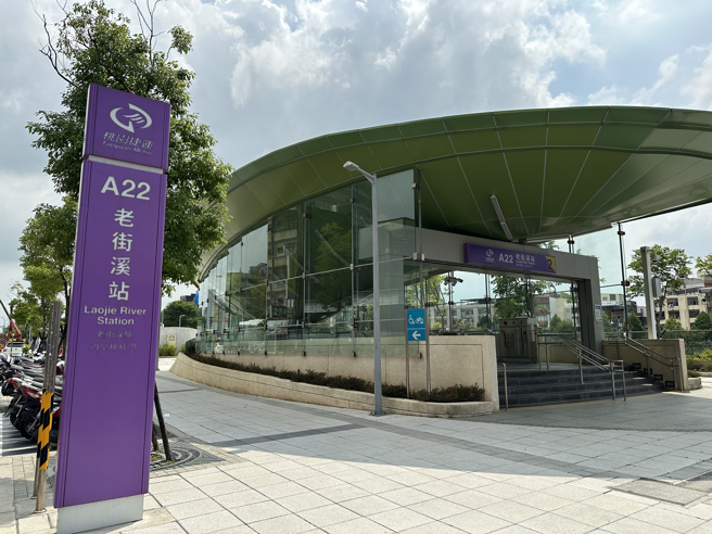 桃园市府指出，随着1200元基北北桃通勤月票启用、A22老街溪站启用，机场捷运日运量已经突破10万人次。(图/信义房屋 提供)