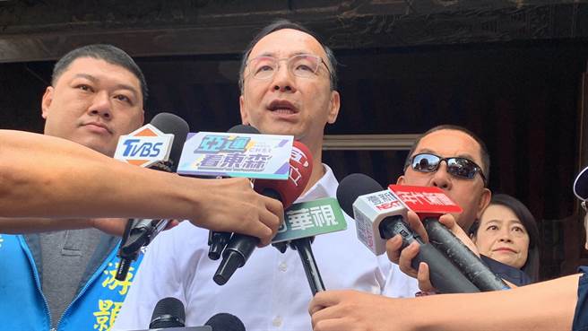 國民黨主席朱立倫對柯文哲所提「各黨領袖對話」表示樂觀其成，表示願共同努力不讓民進黨躺著就當選。（曾雪蒨攝）