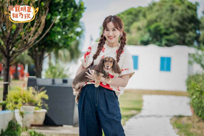 《萌宠明星粗乃玩》第2届犬明星运动会，由主持人吴姗儒与爱犬「呵喜」率领红队。（TVBS提供）