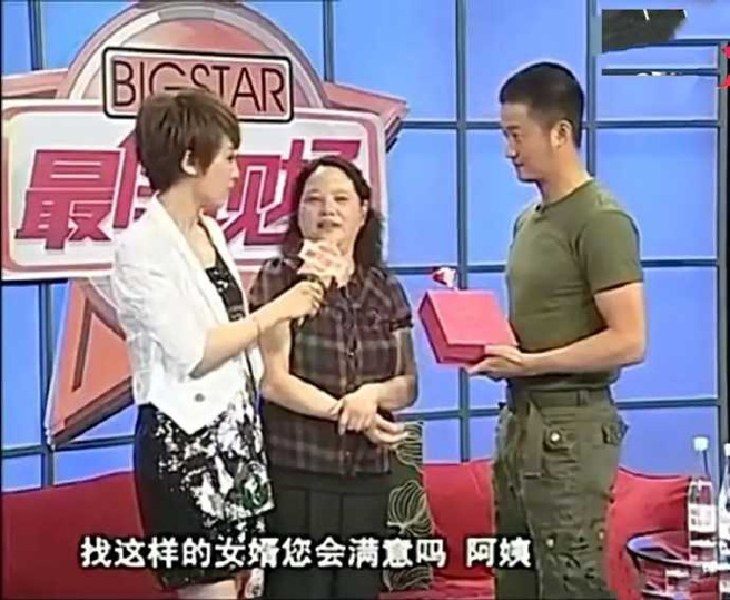 节目主持人谢楠、柳骊母亲，以及吴京。（图／翻摄自微博）