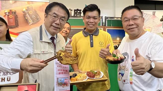 台南市政府劳工局24日携手辖内6家庇护工场，推销中秋伴手礼，市长黄伟哲（左一）、市议员蔡育辉（右一）到场支持。（张毓翎摄）