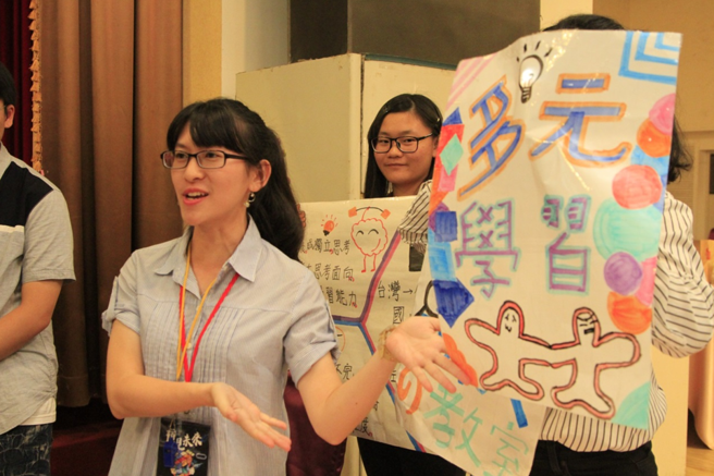 中華IPOWER關懷協會辦理之大專營隊，帶領青年夥伴進行倡議競賽。(戴志揚翻攝)