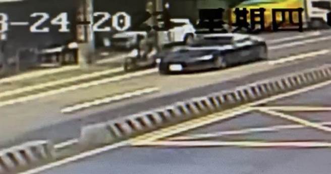 路口监视器拍下赵建铭驾驶法拉利擦撞机车骑士的画面。（民眾提供／曹婷婷台南传真）