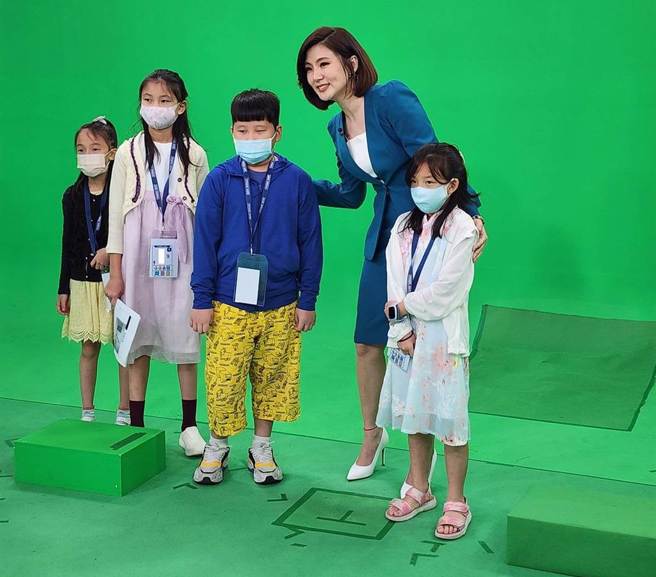 主播王钰婷带着小学员进入虚拟摄影棚，学习如何站在绿幕前播报气象。（镜电视提供）