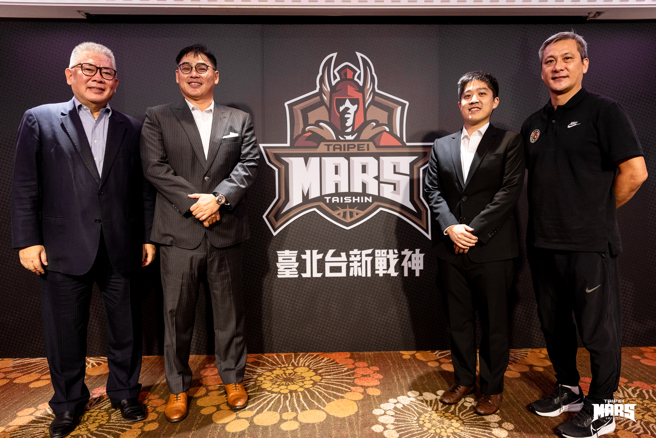 台新育樂旗下籃球隊隊名「台北台新戰神」正式公布台北戰神領隊尚瑞強（左起）、副董林尚愷、總經理林祐廷、榮譽顧問黃萬隆。（台北台新戰神提供）