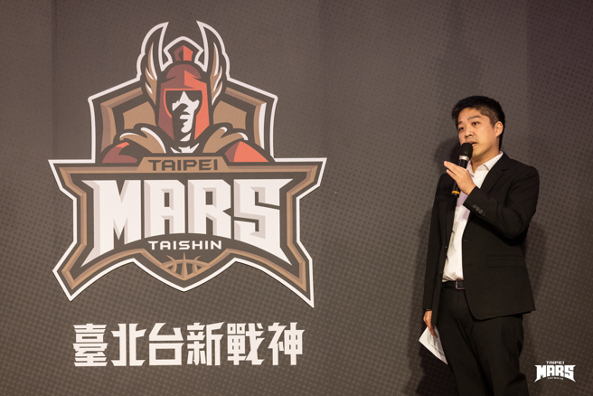 台新育樂總經理林祐廷公布正式隊名「台北台新戰神」。（台北台新戰神提供）