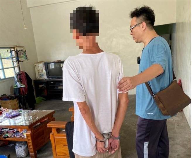 警方掌握證據22日報請彰化地檢署指揮偵辦，23日將洪姓犯嫌拘提到案，起出作案衣著等相關證物，不過香油錢早就被洪男給花完。（警方提供／吳建輝彰化傳真）