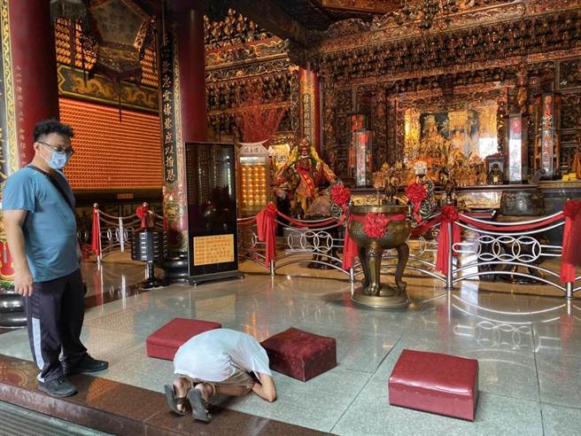 警方說，洪嫌竊賊落網後，向警方提出想向媽祖懺悔的請求，鑑於媽祖神威赫赫，教化之效，昨天在警方的陪同戒護下，帶著洪姓竊賊到合興宮媽祖前懺悔，向媽祖神像跪拜，祈求原諒。（警方提供／吳建輝彰化傳真）