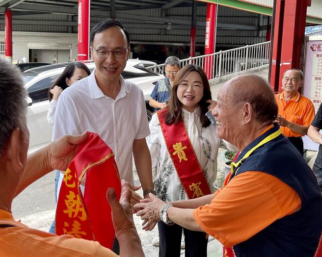 國民黨黨主席朱立倫陪黨籍立委馬文君到草屯朝清宮媽祖廟參香，強調「小雞挺母雞，母雞帶小雞」。（楊靜茹攝）