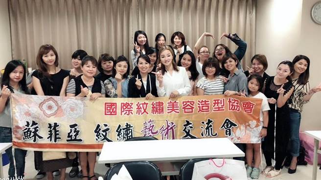 自小爱美的游惠如把对美的追求转化为学习动力，从铁皮屋创业，如今不但有上千名学员，更打造以客为尊的美容王国。(游惠如提供／蔡依珍桃园传真)