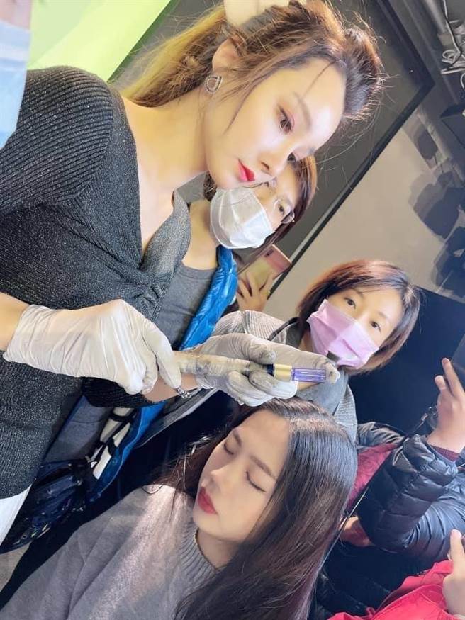 自小爱美的游惠如把对美的追求转化为学习动力，从铁皮屋创业，如今不但有上千名学员，更打造以客为尊的美容王国。(游惠如提供／蔡依珍桃园传真)